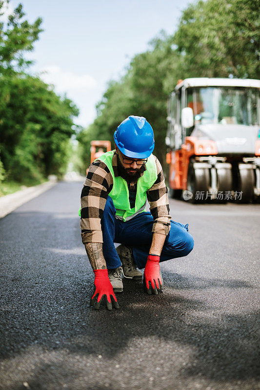 正在施工的道路工人