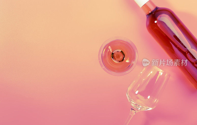 粉红背景的玫瑰葡萄酒杯。罗萨多，罗萨多或腮红葡萄酒品尝酒花，酒吧概念。拷贝空间，俯视图