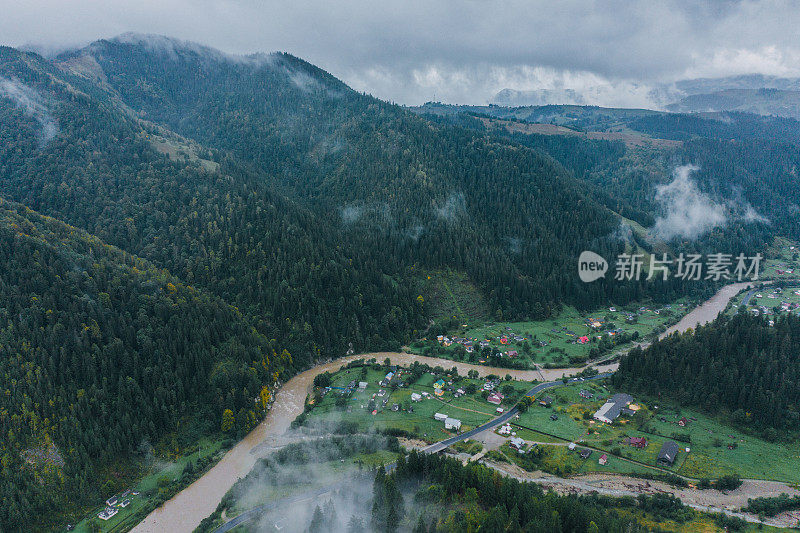 山中村庄风景鸟瞰图