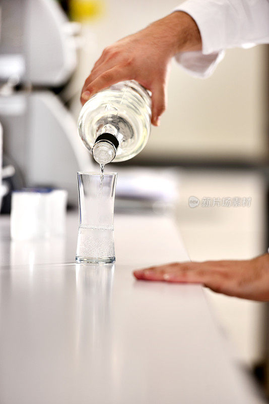 科学家在实验室用手倒透明液体