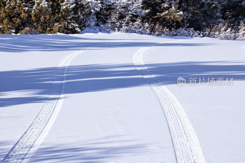 雪地上的轮胎印