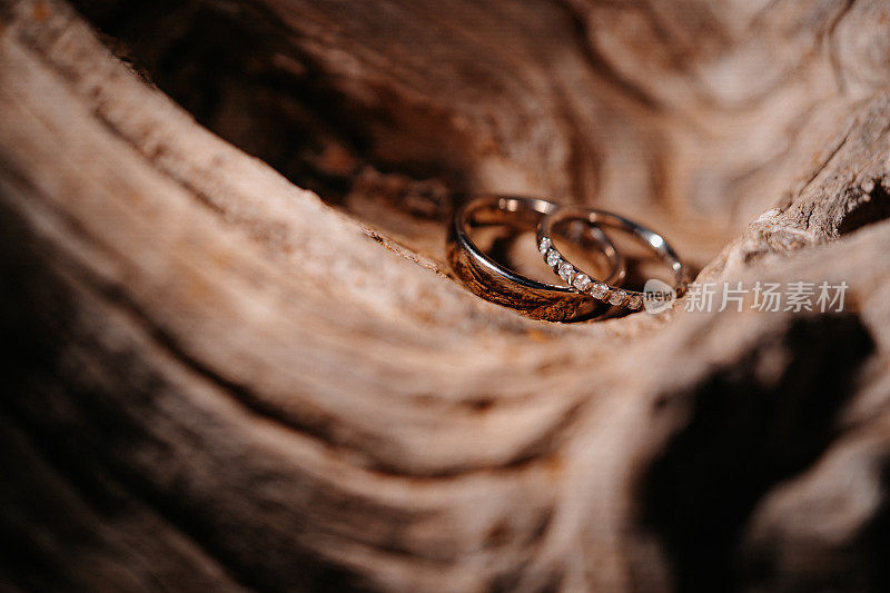 结婚戒指在一个质朴的木制背景