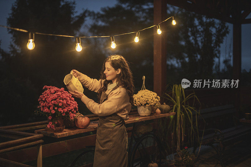 在花园里照料植物的女人