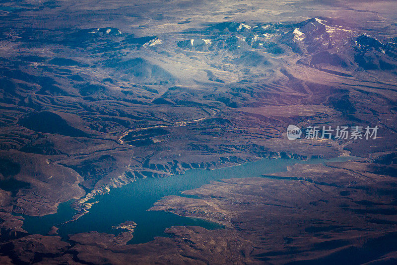 鸟瞰冰雪覆盖的秘鲁安第斯山脉和湖泊，引人注目的秘鲁风景