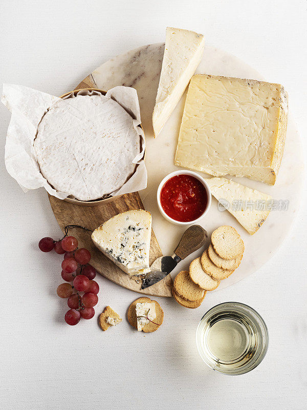 工匠奶酪，奶酪托盘，奶酪，什锦奶酪在一个石板盘子品尝小吃，农场做的奶酪，