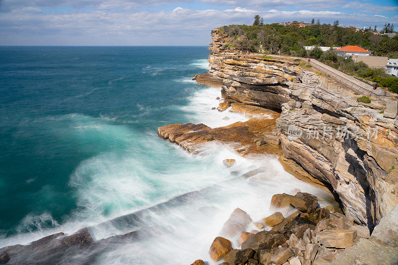 崎岖的海岸线靠近悉尼屈臣氏湾，澳大利亚