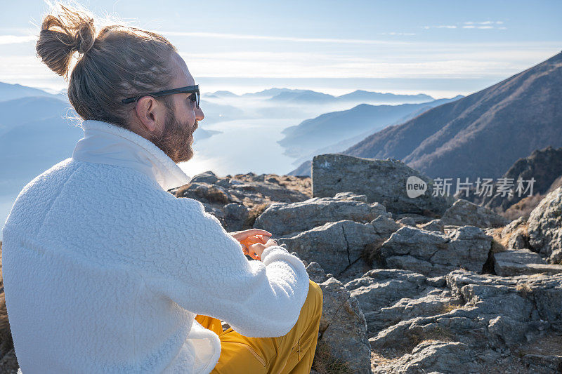 男性徒步旅行者从山顶眺望风景