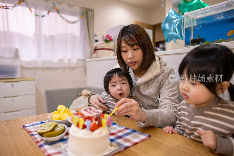 年轻的家庭在家里庆祝儿子的第一个生日