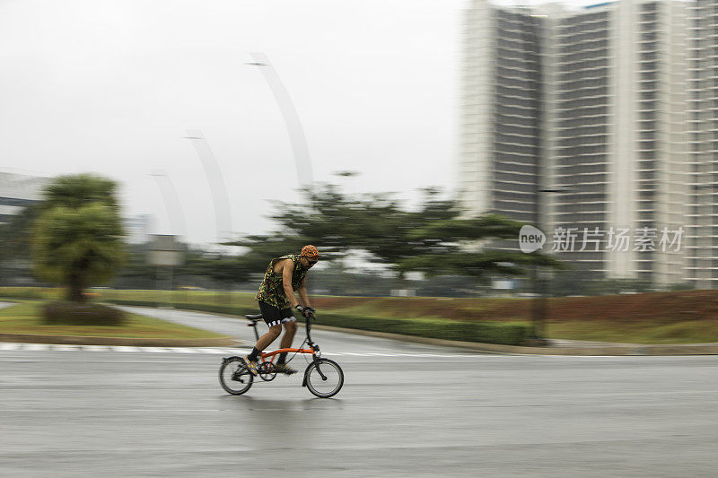 男子标准公路自行车比赛在平移照片