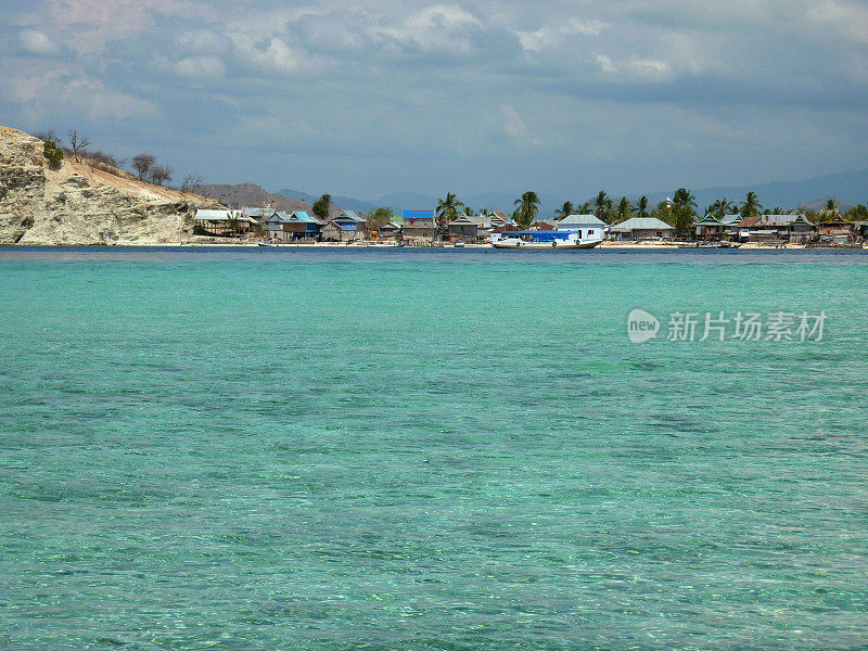 印度尼西亚科莫多岛弗洛雷斯海的海上吉普赛村庄