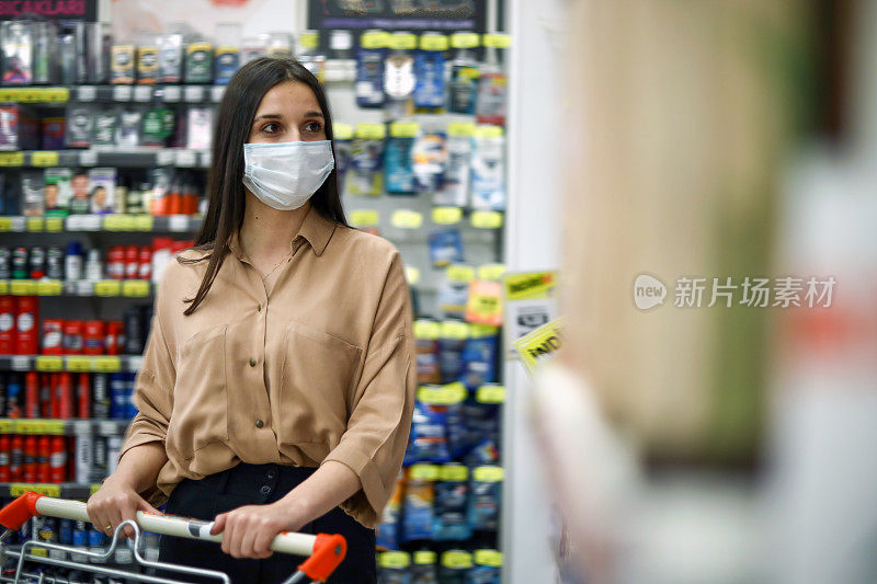 女性在新常态超市购物，带有冠状病毒