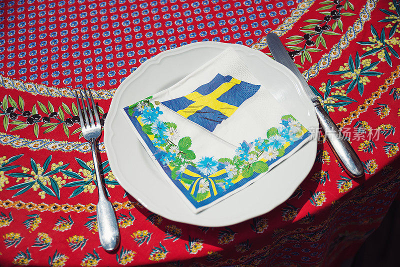 在传统的仲夏节，餐巾上的瑞典国旗