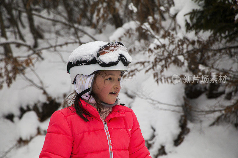 小女孩喜欢周末在雪地里玩