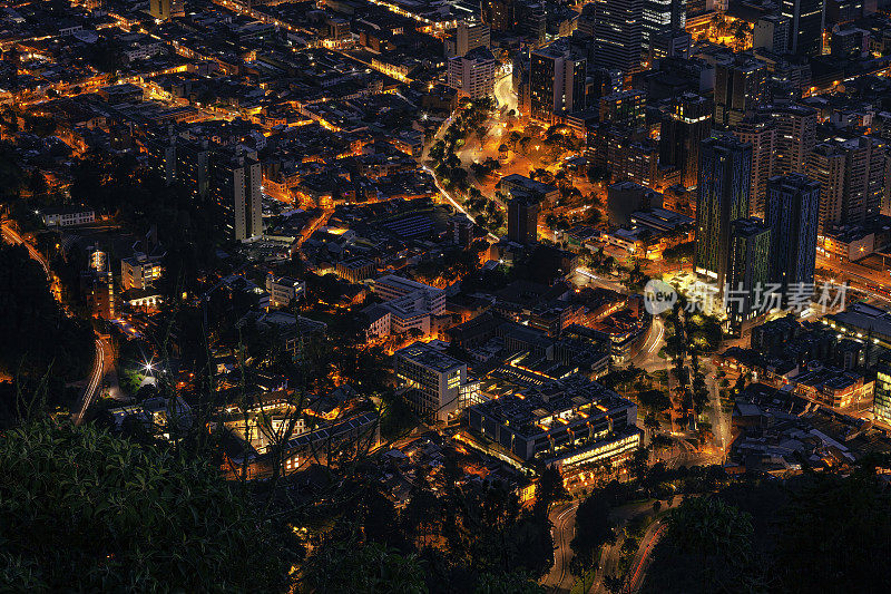 Bogotá，哥伦比亚——从Monserrate的山顶俯瞰这座巨大的、安第斯的、现代的城市，距离首都城市大约1500英尺。