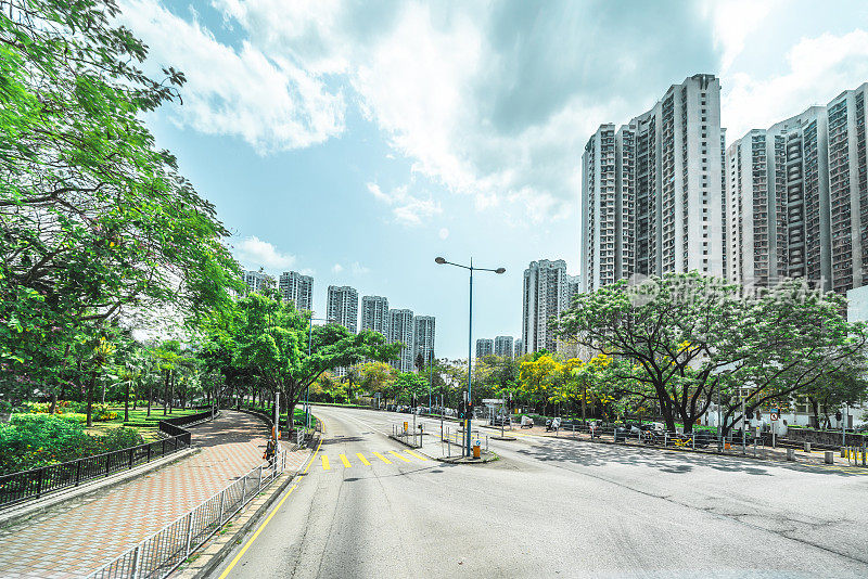 香港城市前面的柏油路