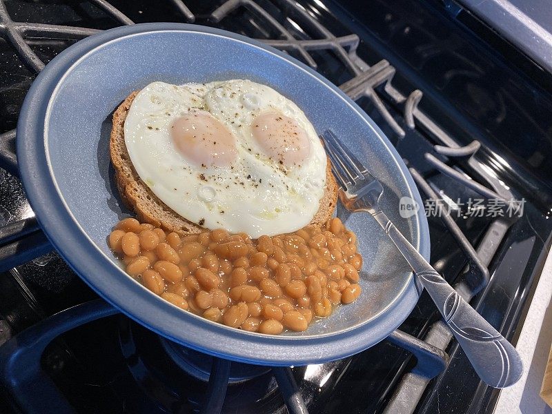 早餐吃鸡蛋和豆子