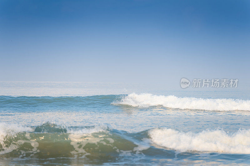 巴厘岛热带海滩白天的强浪海动浪