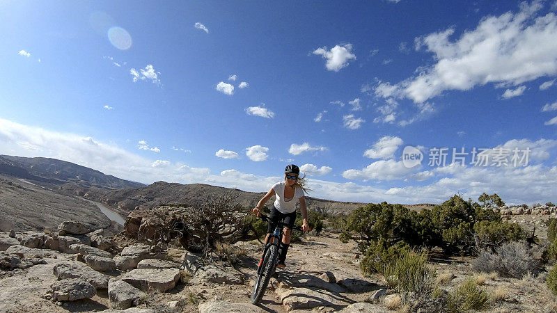 山地自行车沙漠通道的第一人称视角，越过岩石