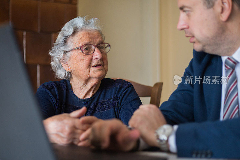 一位资深女士在和她的律师谈话