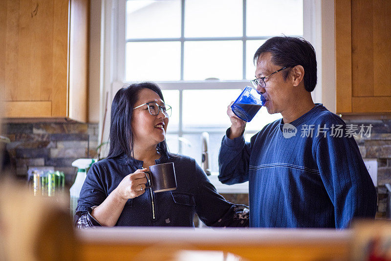 亚洲夫妇在家喝咖啡