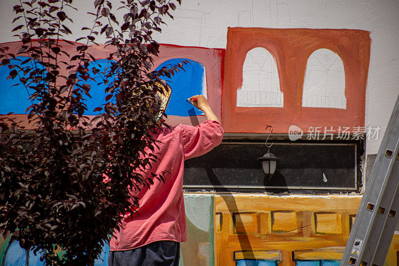 技艺精湛的壁画画家，在墙上画出自己眼中的小威尼斯，不怕用鲜艳的色彩来烘托壁画