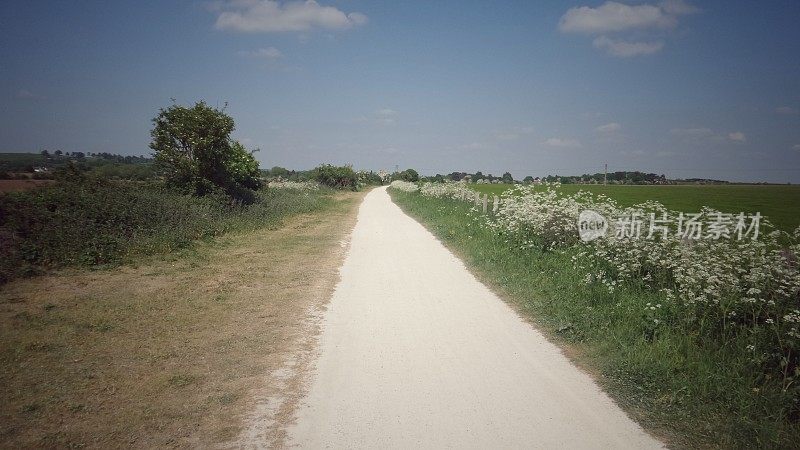 英国沃里克郡埃文河畔斯特拉特福的绿道自行车道和人行道