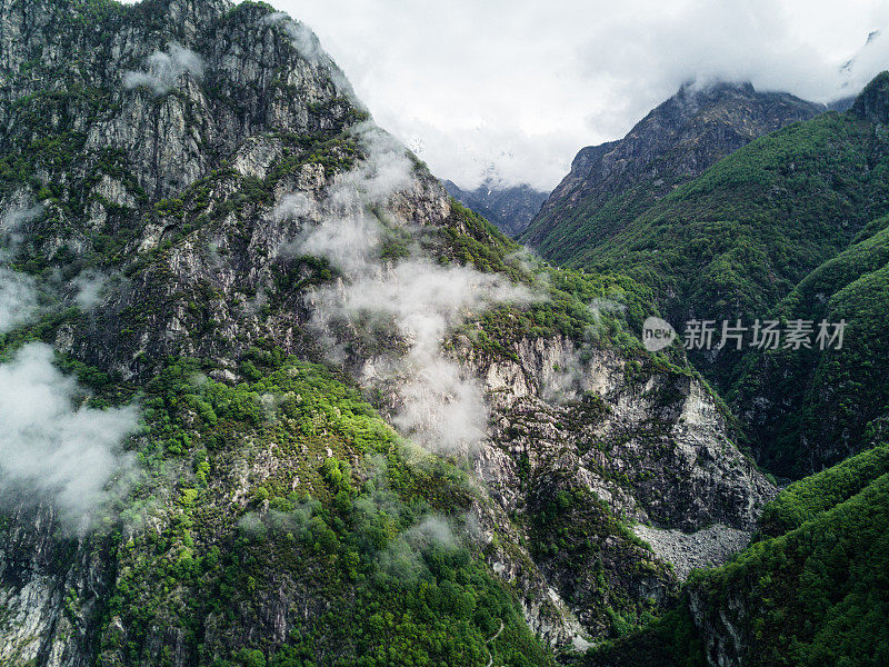 瑞士山脉从云中升起