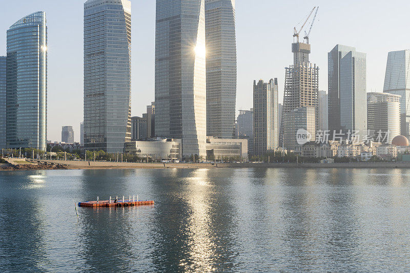 日出时海边的青岛市景