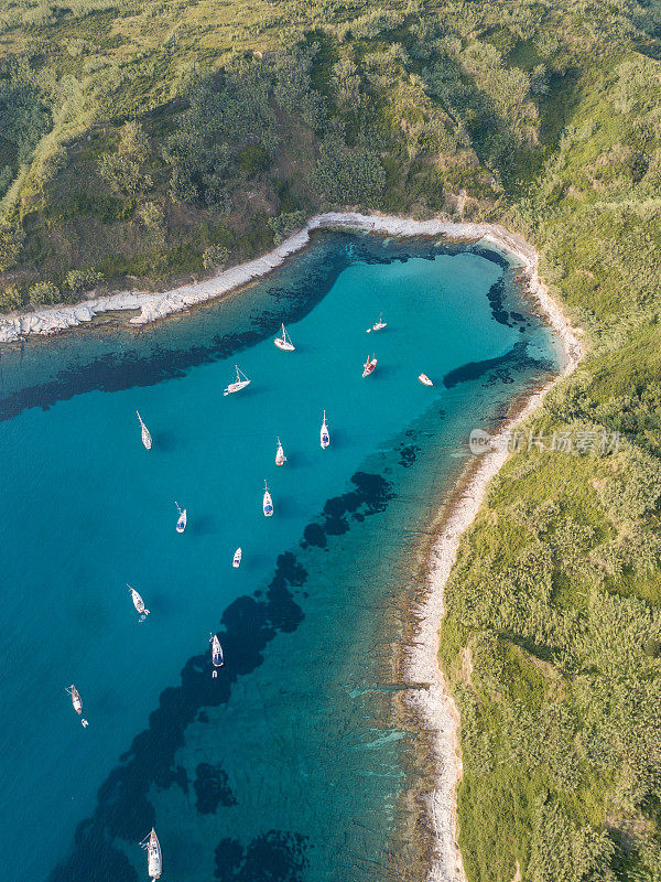 帆船停泊在美丽的海湾上