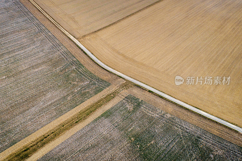 农田经过一个非常干燥的夏季-鸟瞰图