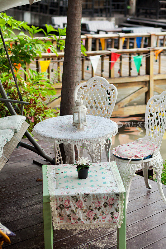 泰国水上阳台上的一组桌椅