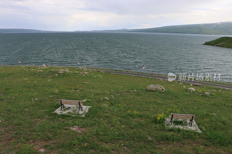 Çıldır湖旁的绿地和柏油路