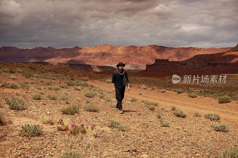 沙漠峡谷徒步旅行者