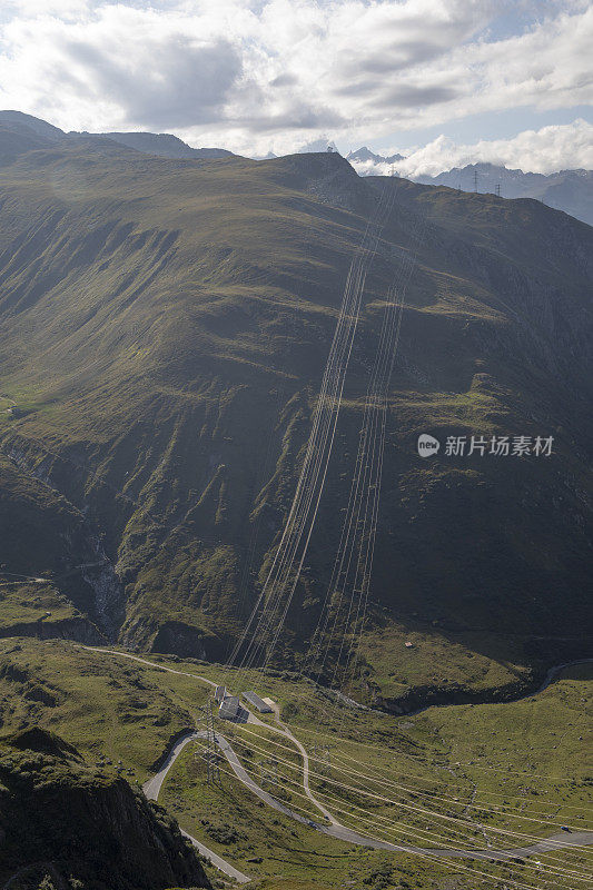 电线沿山延伸的风景