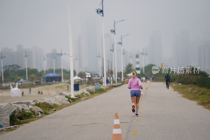 跑步的女人在清新的早晨