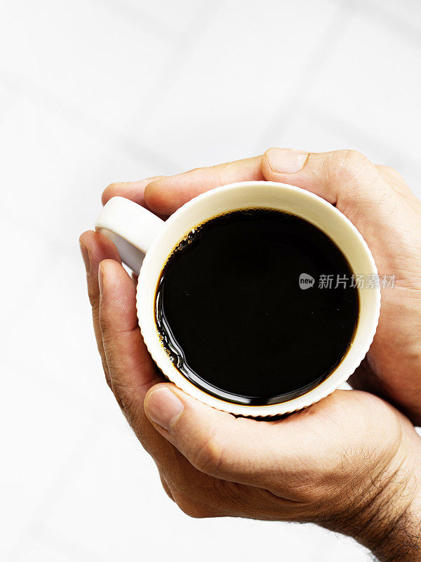 过滤咖啡，手握咖啡，男人手握咖啡，新鲜的咖啡，男人手握白色的咖啡在白色的背景
