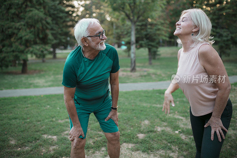 白种老年夫妇在户外运动