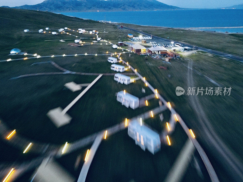 中国新疆维吾尔自治区，在湖边的露营区上空飞行