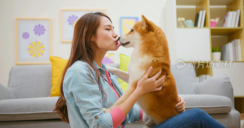 亚洲女人抱抱狗