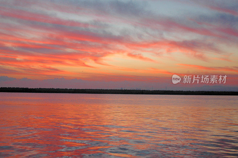 九州别府湾清晨的红天空