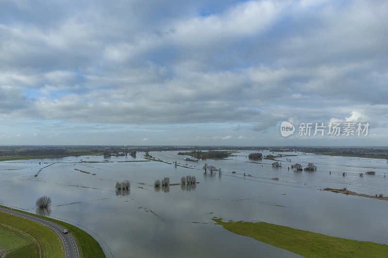 大雨过后，荷兰Overijssel的IJssel河水泛滥