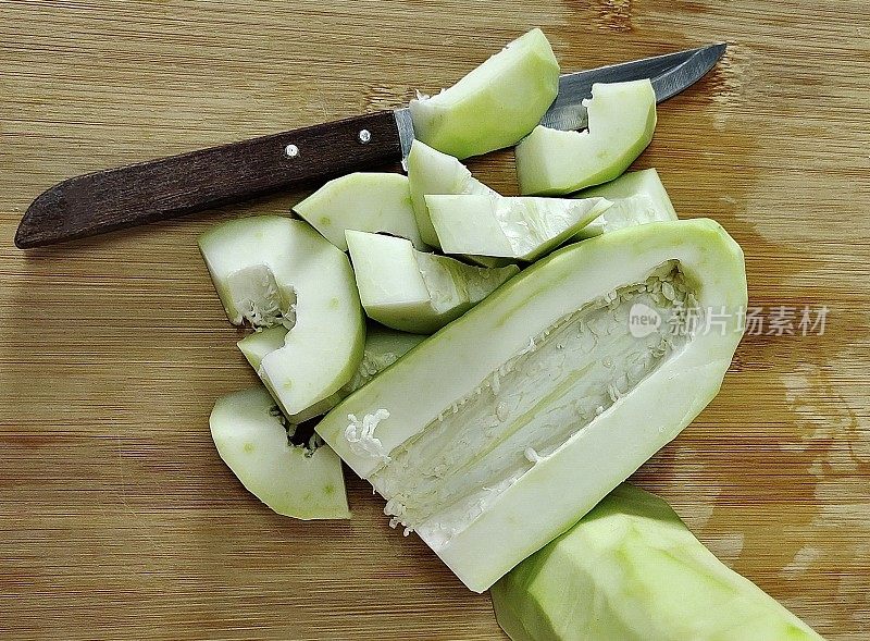 切片或块生木瓜与刀
