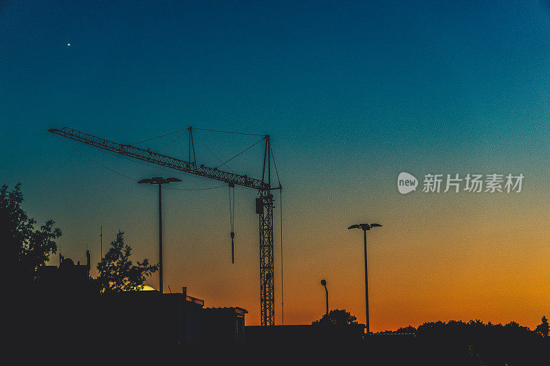 夕阳下建筑工地的景象。