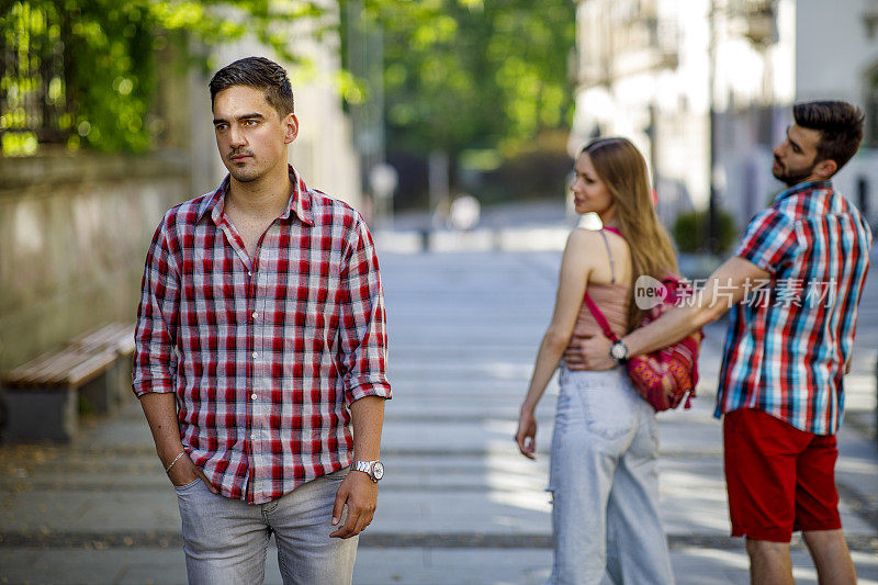 一个年轻的女人和她的男朋友在城市里散步时制造了一个嫉妒的局面