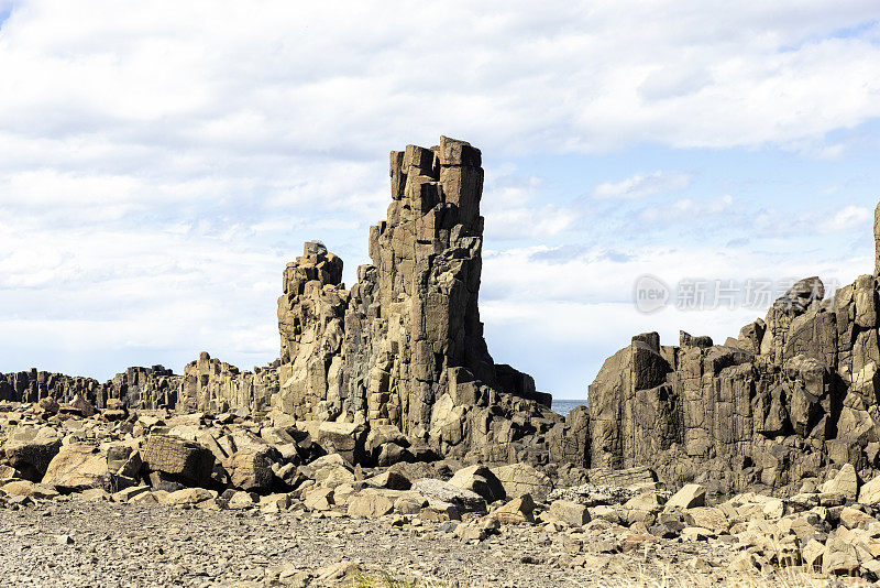 玄武岩火山柱，背景与复制空间