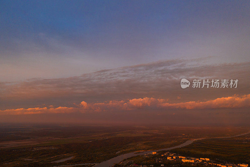 美丽的粉红色的云在天空。可持续发展。生态系统。保护生物多样性。鸟瞰图。夏天的背景。无人机摄影。地球。可持续性。大气的格局。日落