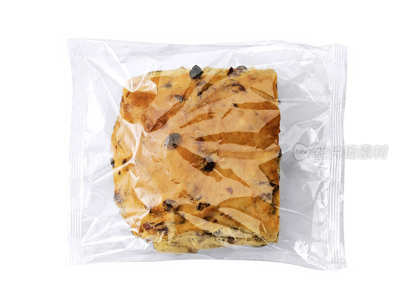 葡萄干面包与杏仁酱塑料包装孤立在白色