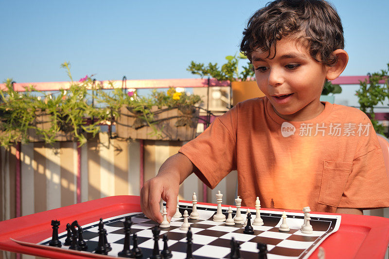 男孩下棋，走棋