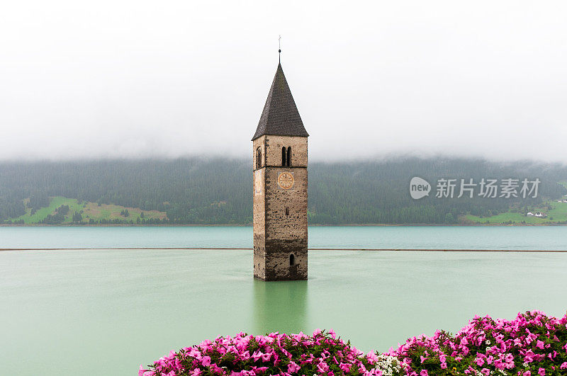 瑞西亚湖上著名的格劳恩钟楼