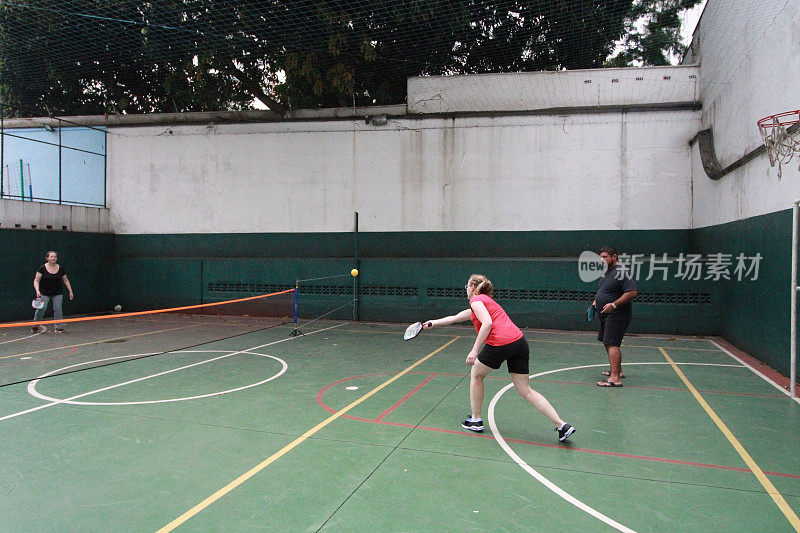 玩pickleball